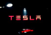 Tesla mit Gewinnrückgang, Sommerferien und Stau, Radikale Sanierung bei Varta